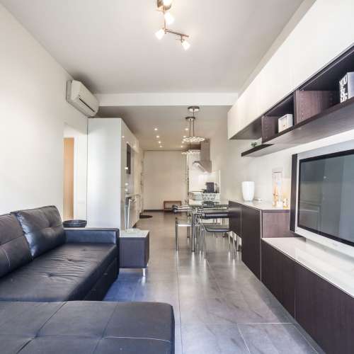 Renovated apartment for sale in Eixample, Barcelona — bright, modern and fully furnished