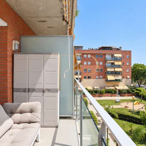 Apartment with balcony and pool in Castelldefels — sold