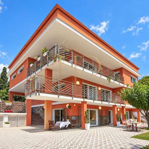 House for sale in Montemar with pool and lift