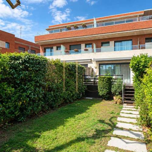 Townhouse with garden and sea views in Castelldefels