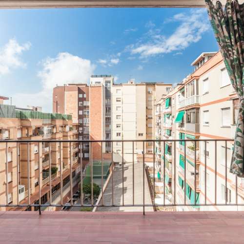 Light flat with terrace in Eixample Dret