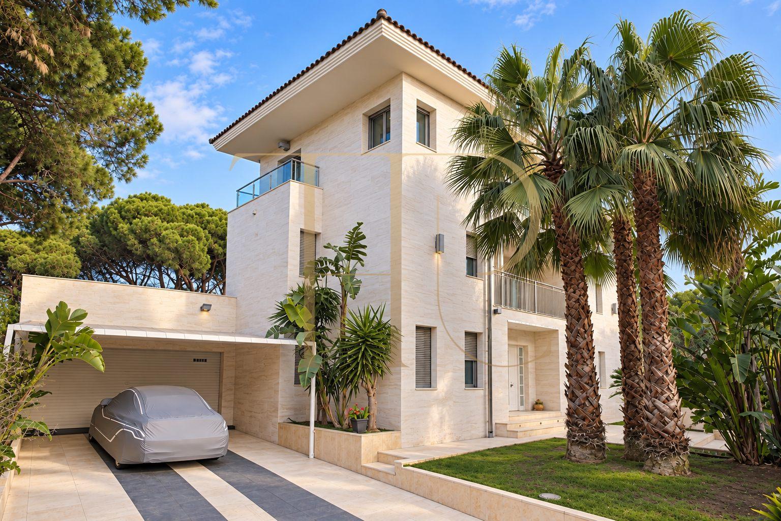 Villa with pool for rent in Castelldefels Playa