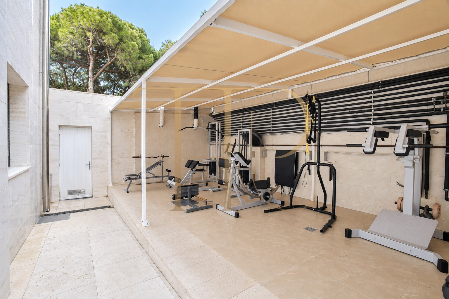 Villa with pool for rent in Castelldefels Playa