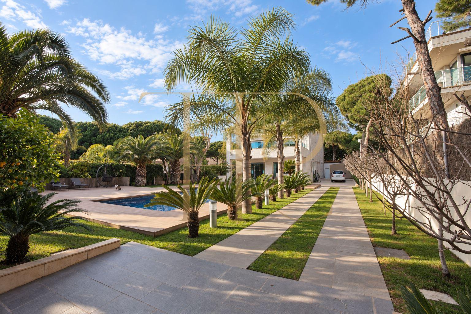 Villa with pool for rent in Castelldefels Playa