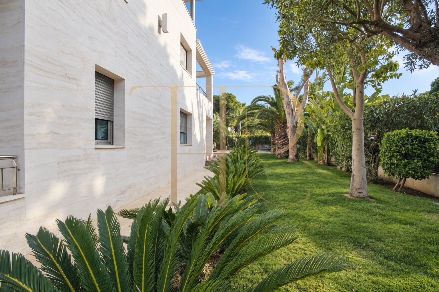 Villa with pool for rent in Castelldefels Playa