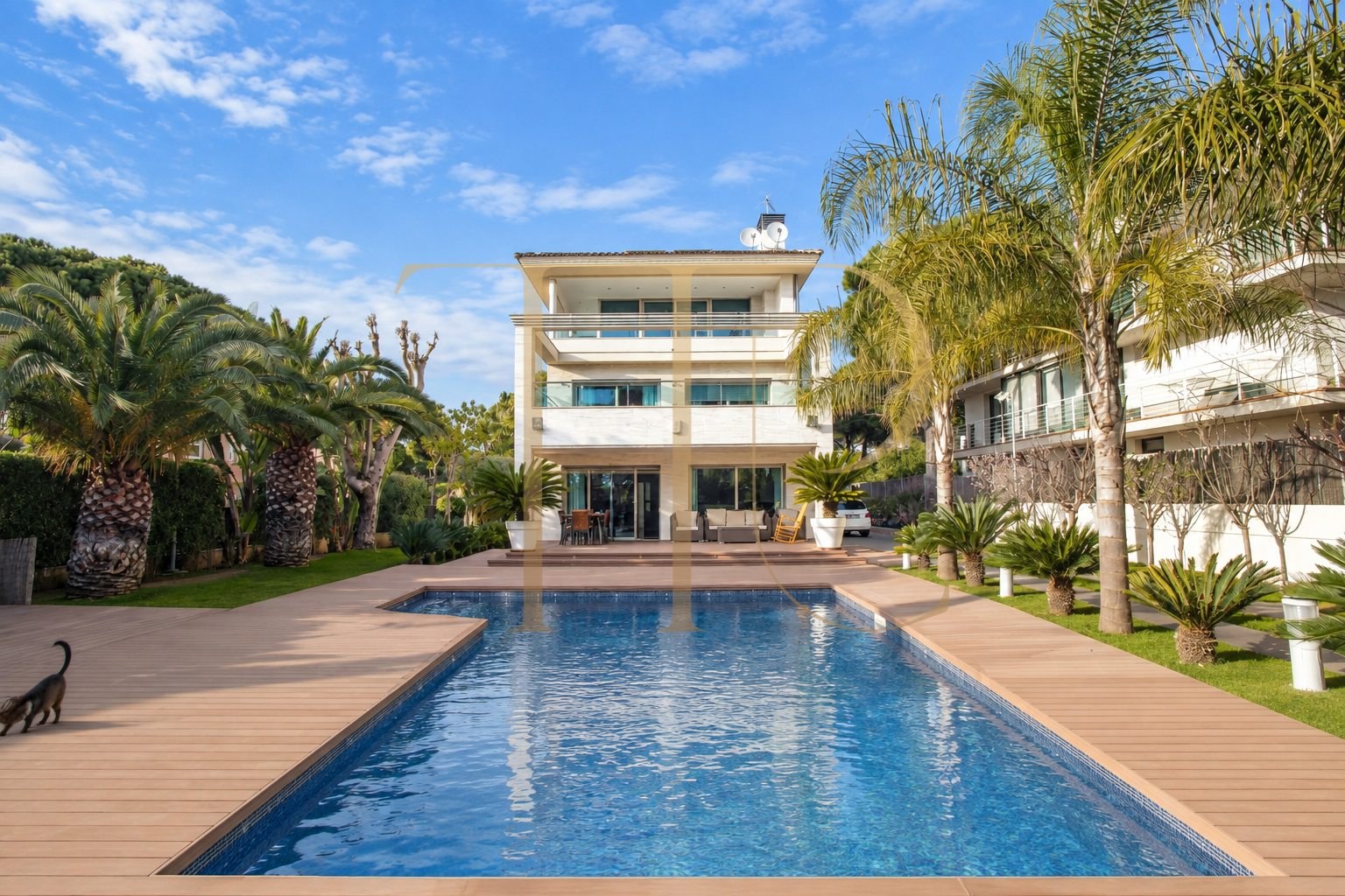 Villa with pool for rent in Castelldefels Playa