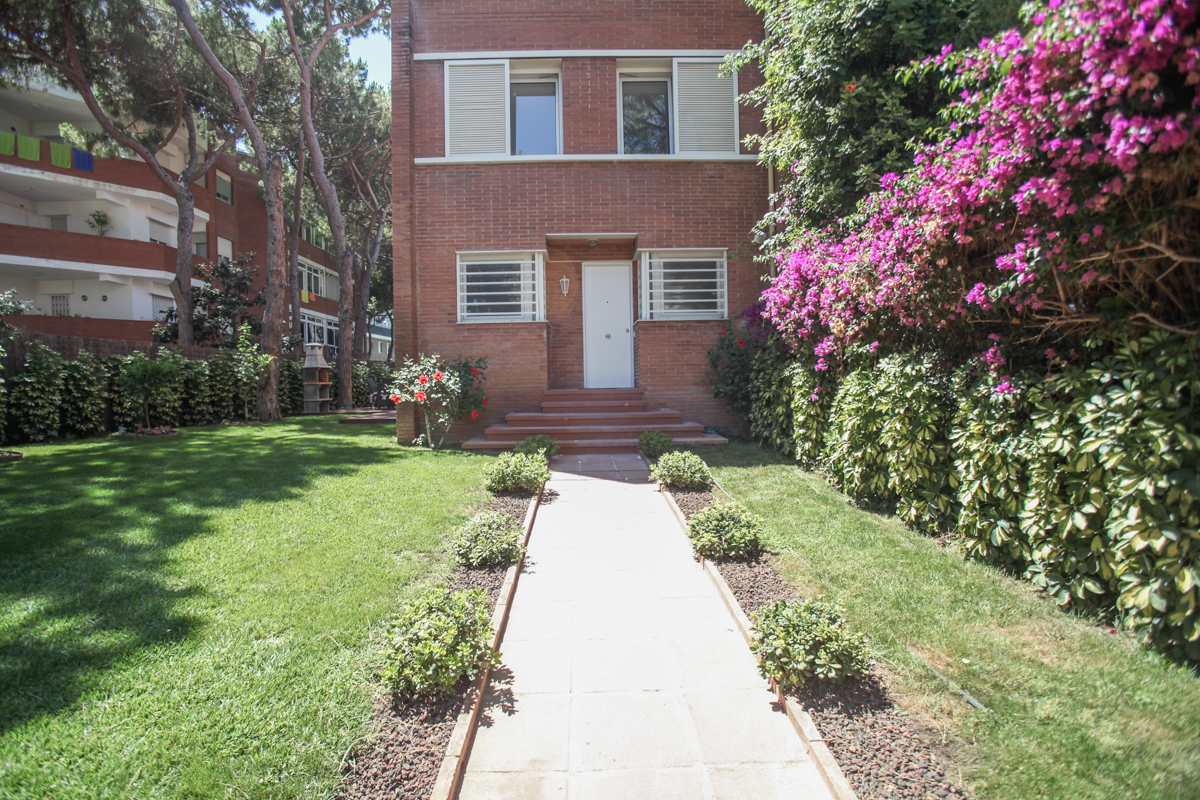 Semi-detached corner house 100 metres from the beach in Gavà