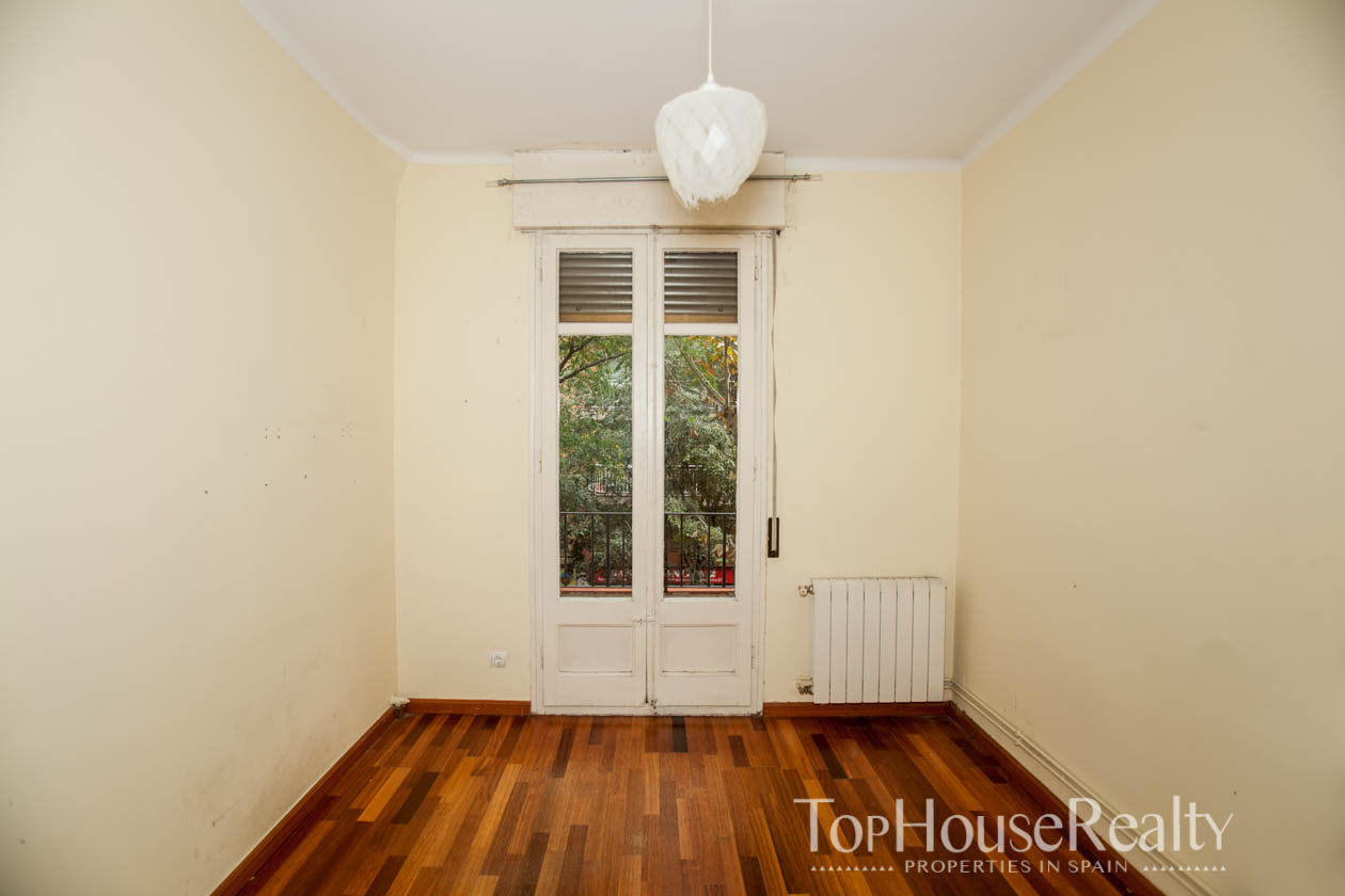 Spacious apartment in a classic style in the Eixample district