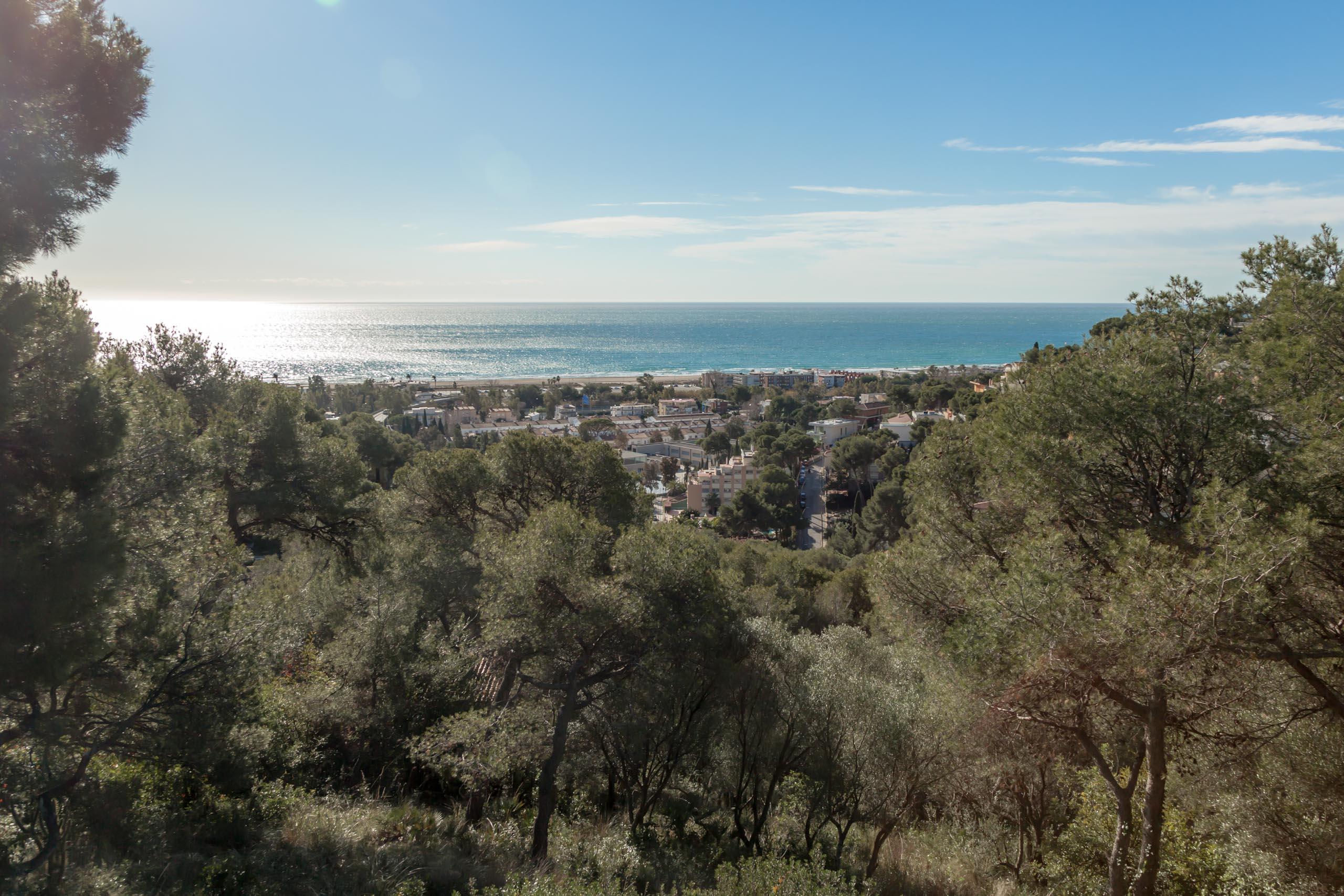 Unique plot by size and views in Castelldefels