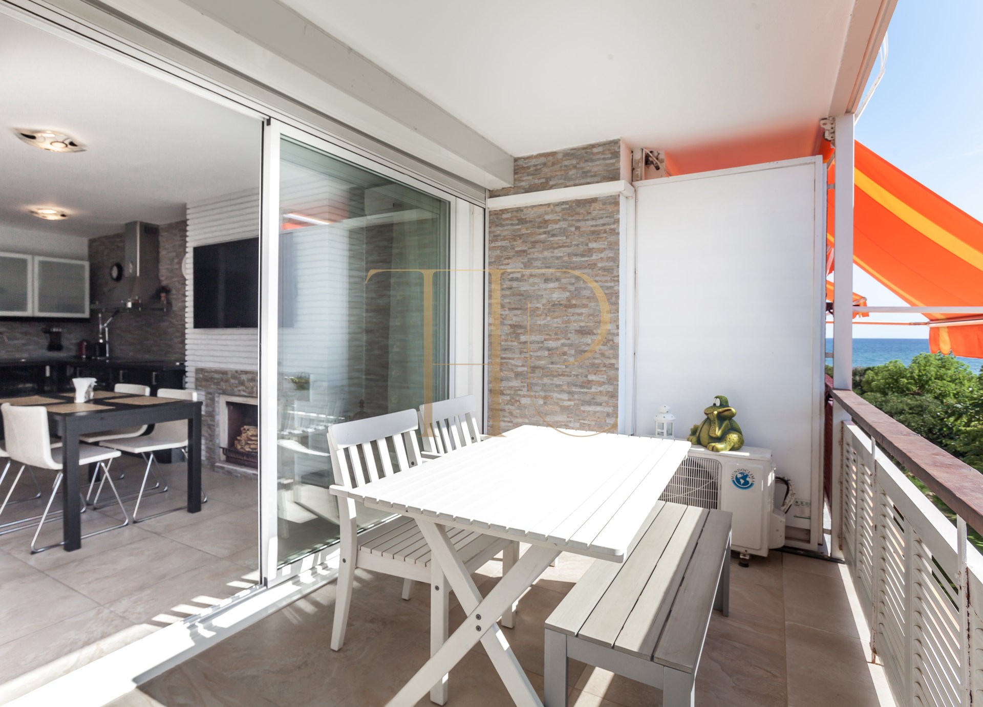 Renovated apartment with a sea-view terrace in Gavà Mar