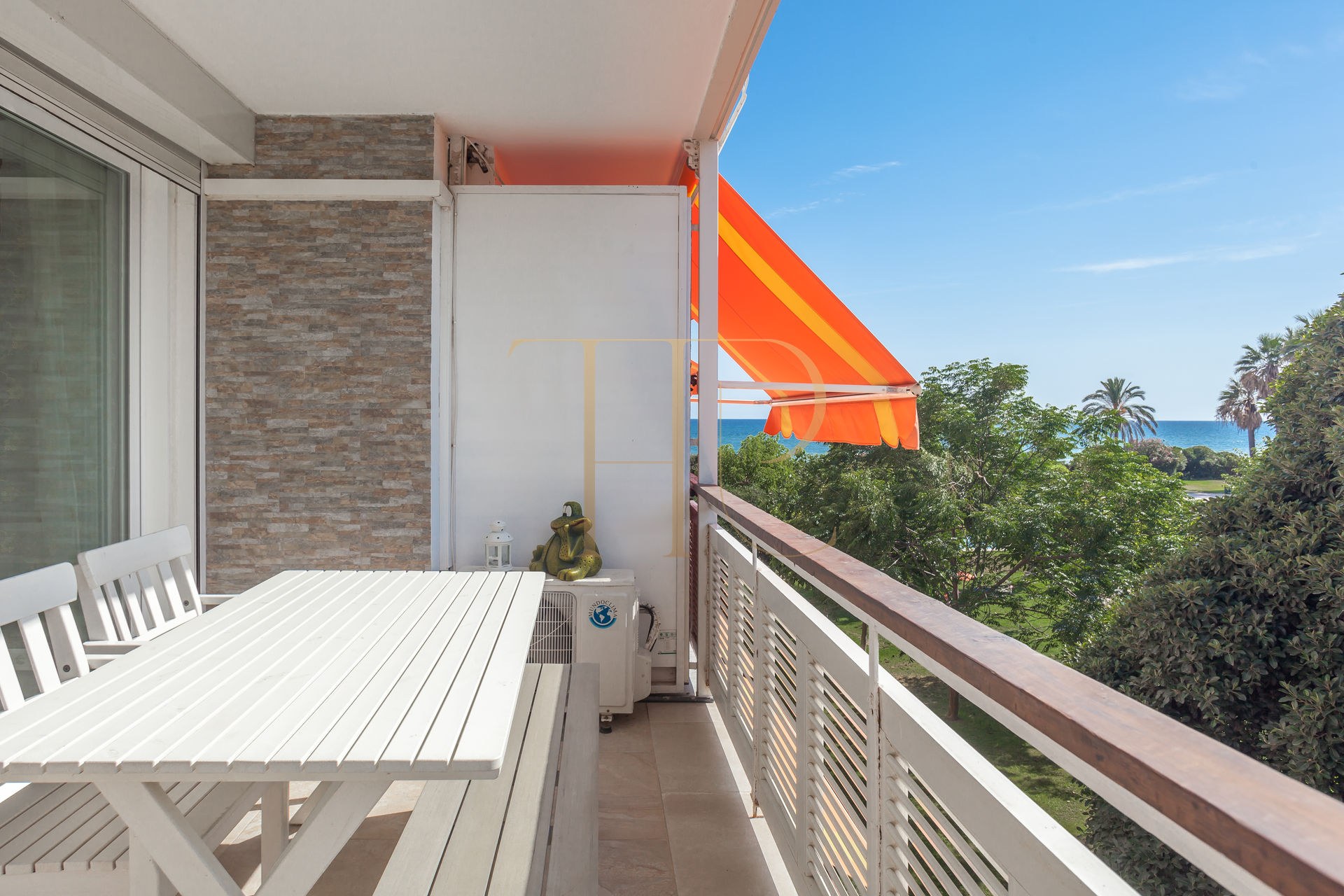 Renovated apartment with a sea-view terrace in Gavà Mar