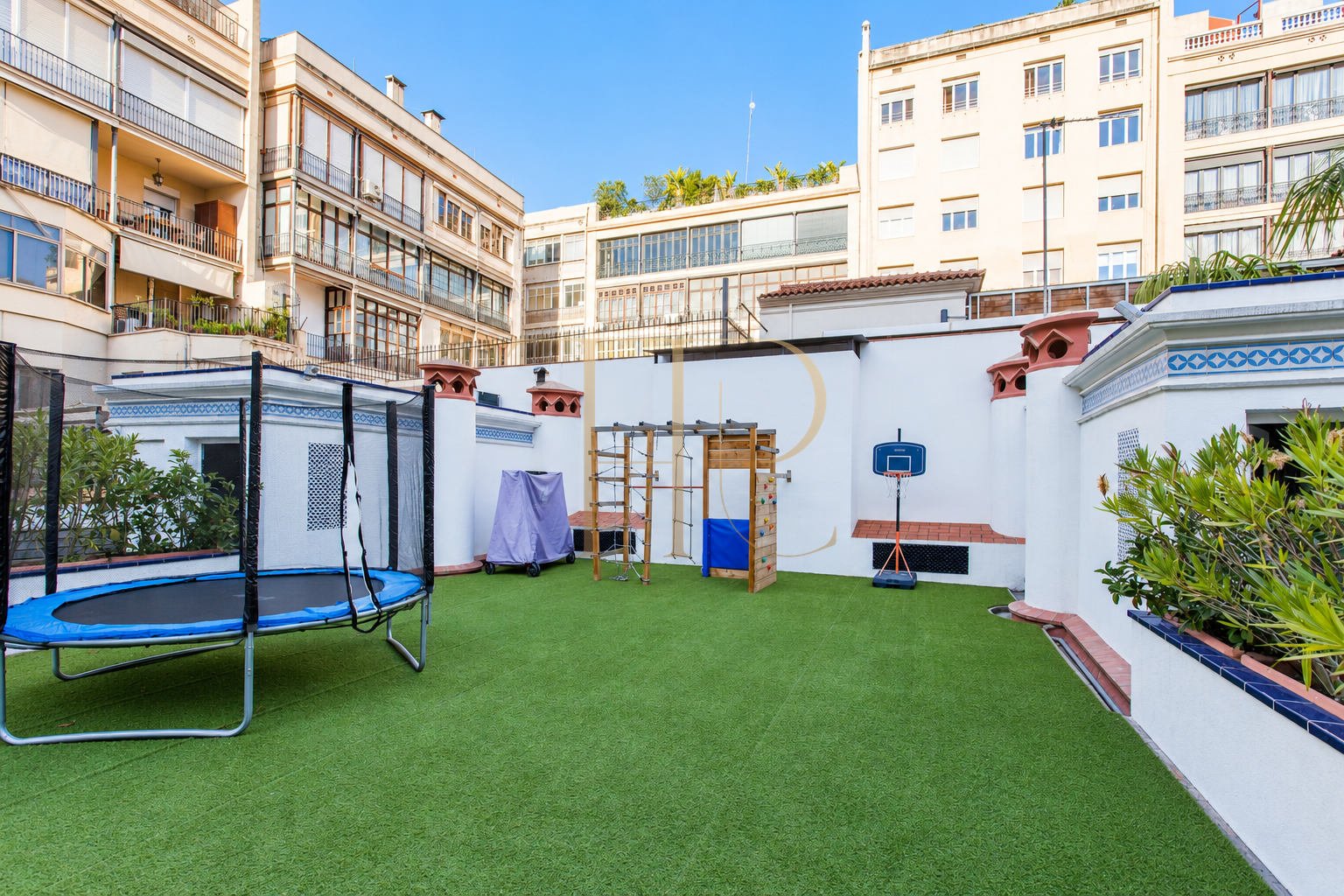 Refurbished apartment with large terrace in Dreta de l’Eixample
