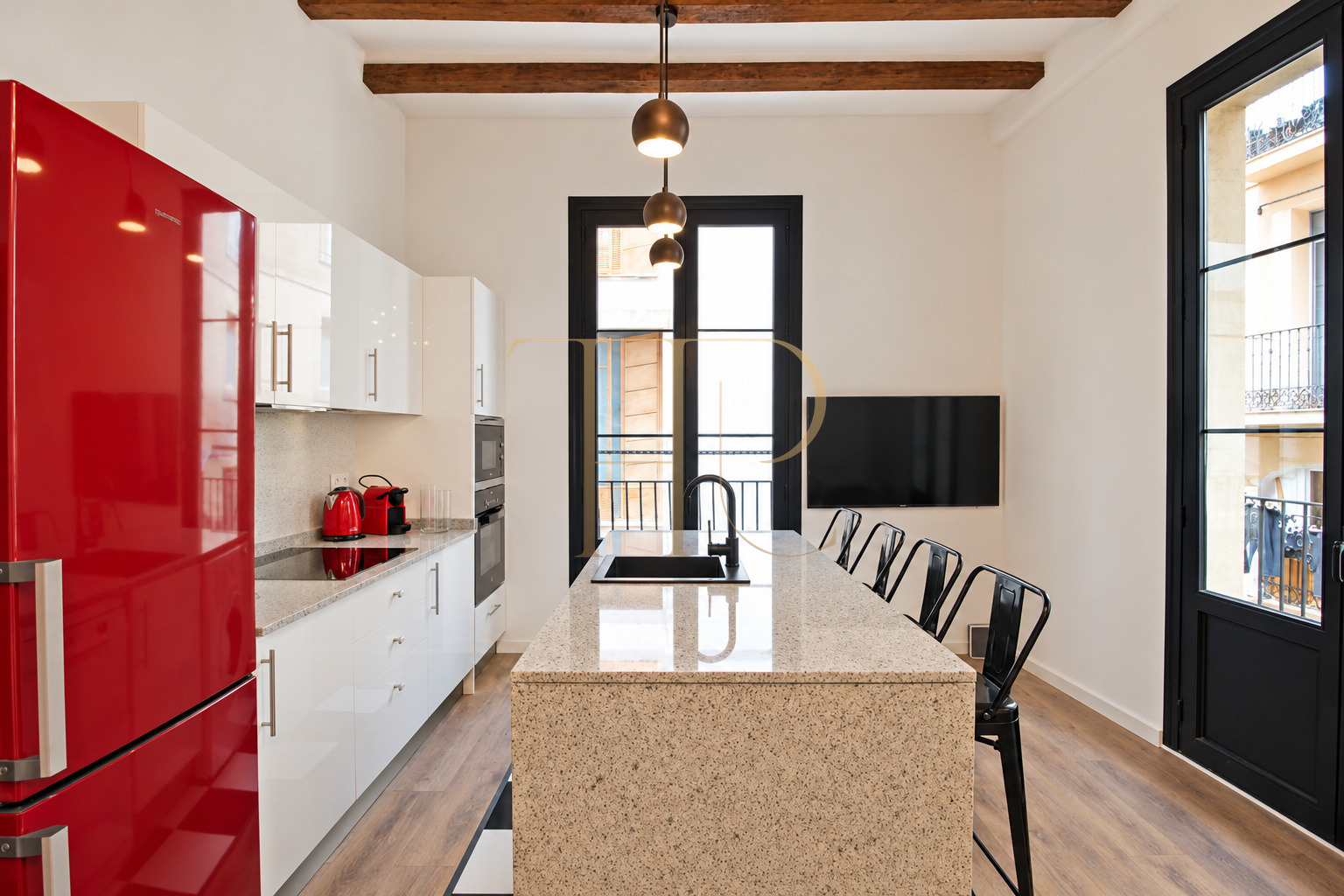 Sold: renovated apartment with four balconies in El Raval, Barcelona