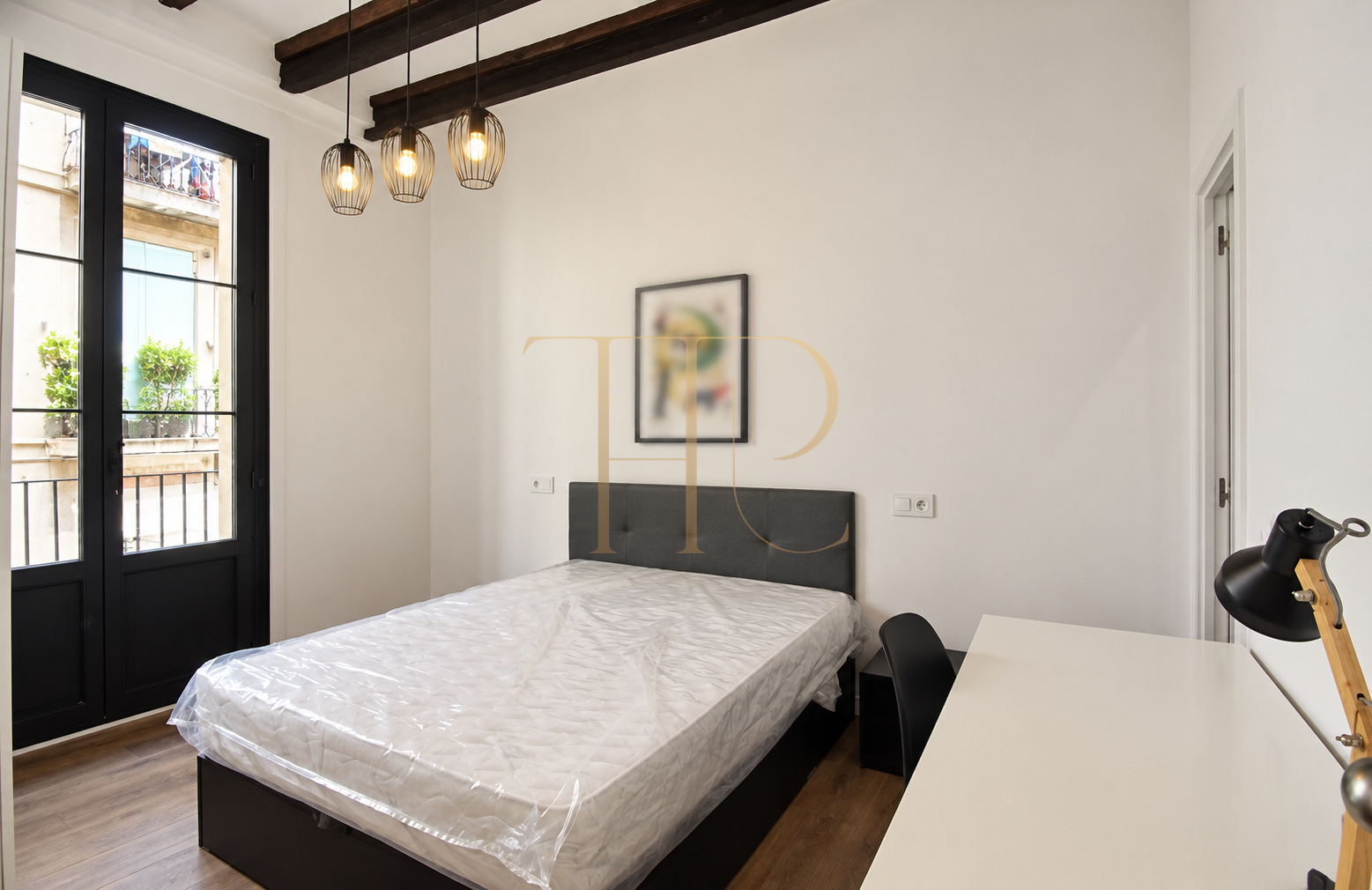 Sold: renovated apartment with four balconies in El Raval, Barcelona