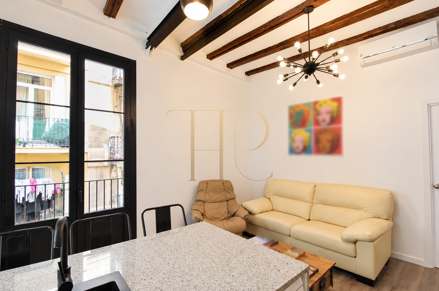 Sold: renovated apartment with four balconies in El Raval, Barcelona