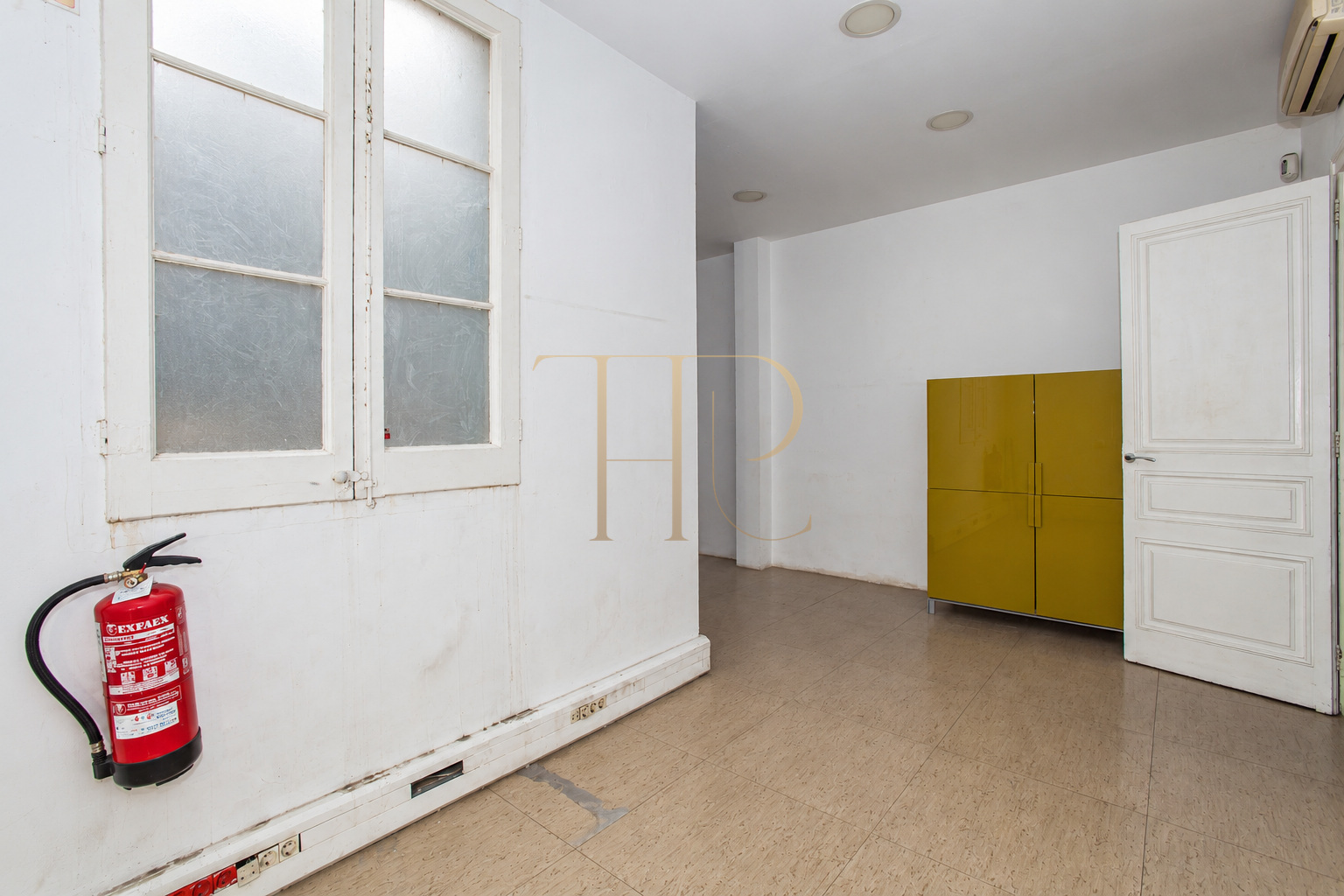 Let: office with eight rooms in Dreta de l’Eixample, Barcelona