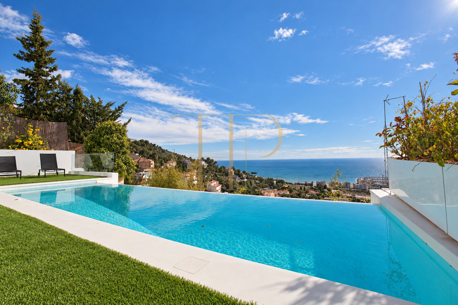 Villa for sale in Sitges with sea views and two pools