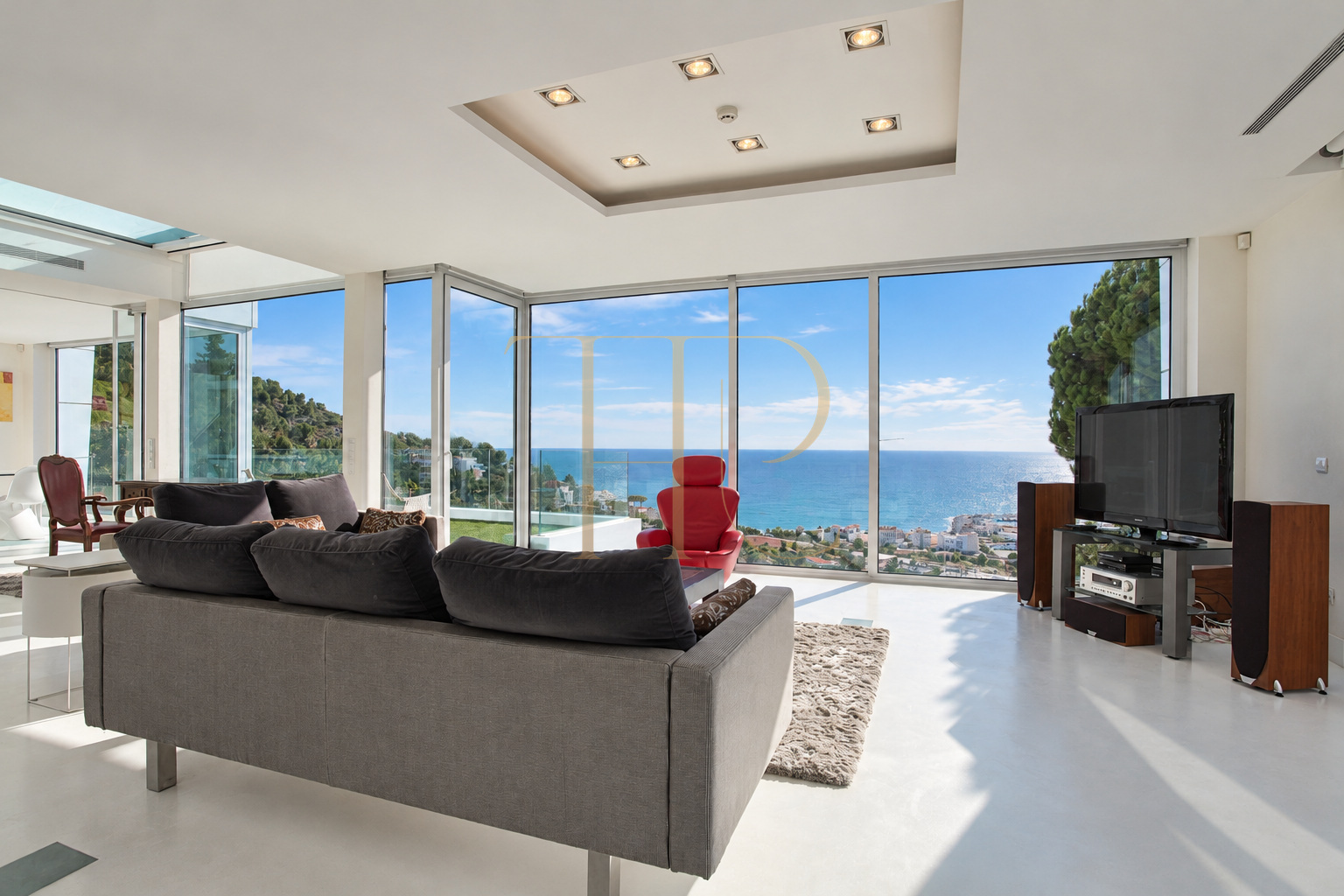 Villa for sale in Sitges with sea views and two pools