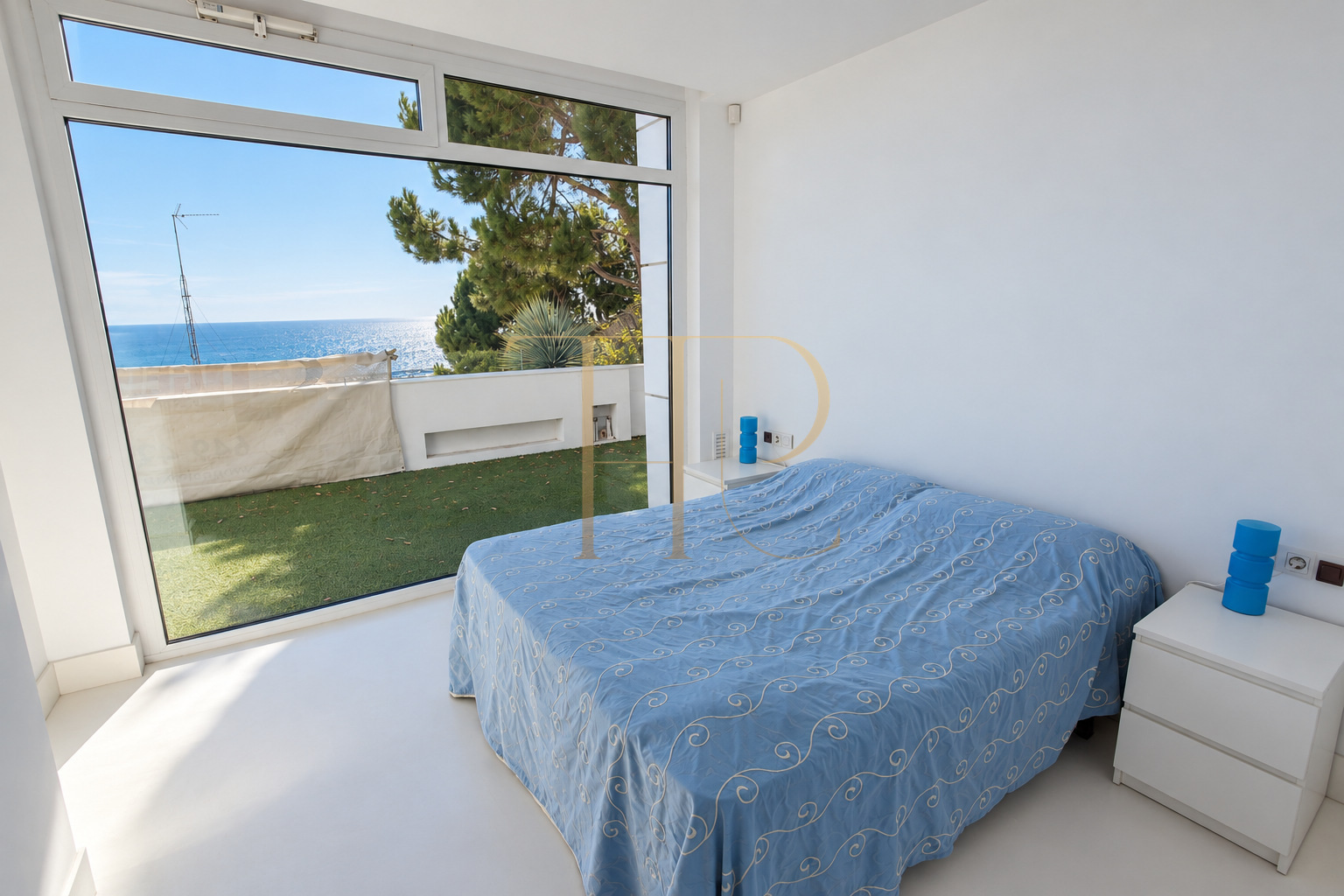 Villa for sale in Sitges with sea views and two pools