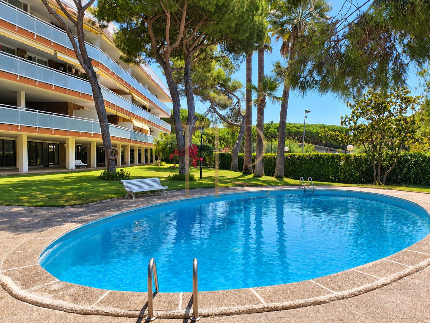 Penthouse with terrace and private pool in Gavà Mar — sold