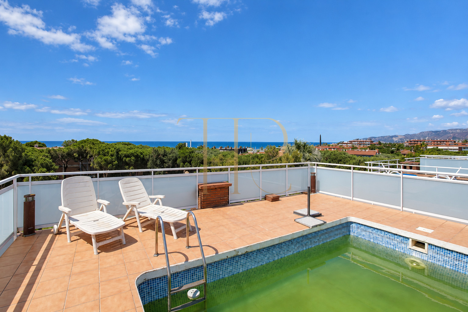 Penthouse with terrace and private pool in Gavà Mar — sold