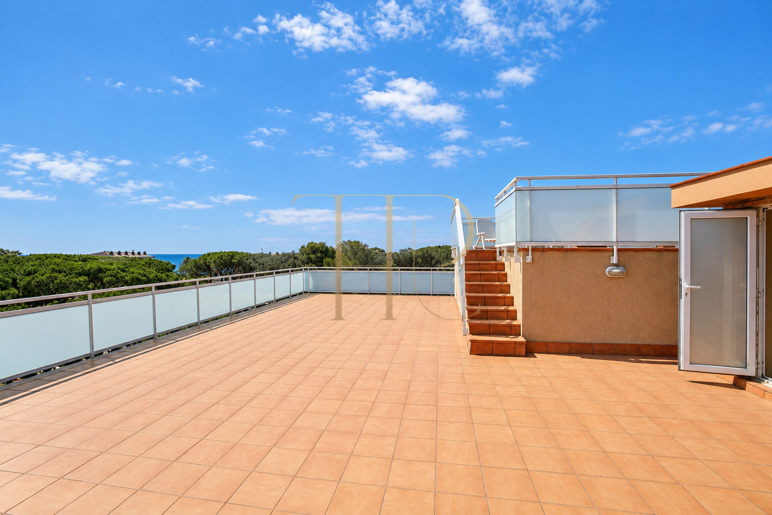 Penthouse with terrace and private pool in Gavà Mar — sold
