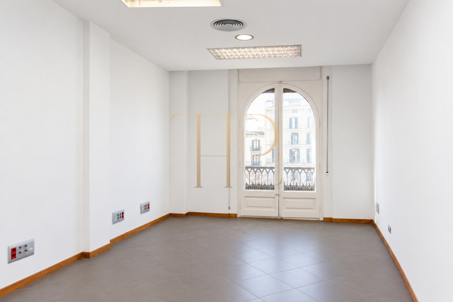 Renovated office with balconies in Dreta de l’Eixample