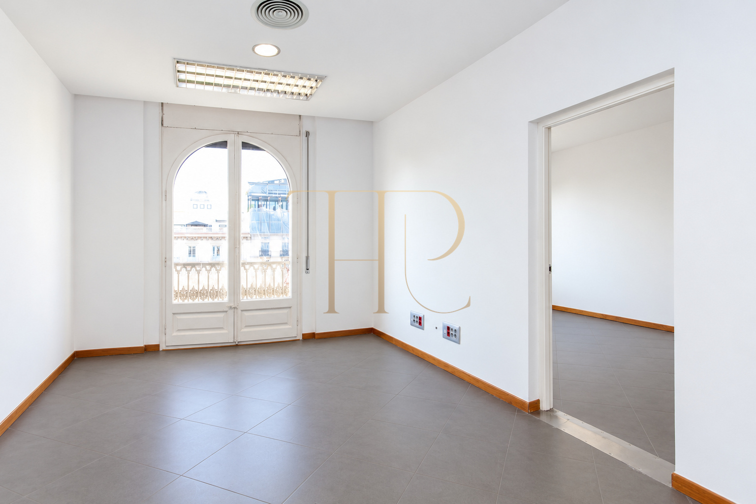 Renovated office with balconies in Dreta de l’Eixample