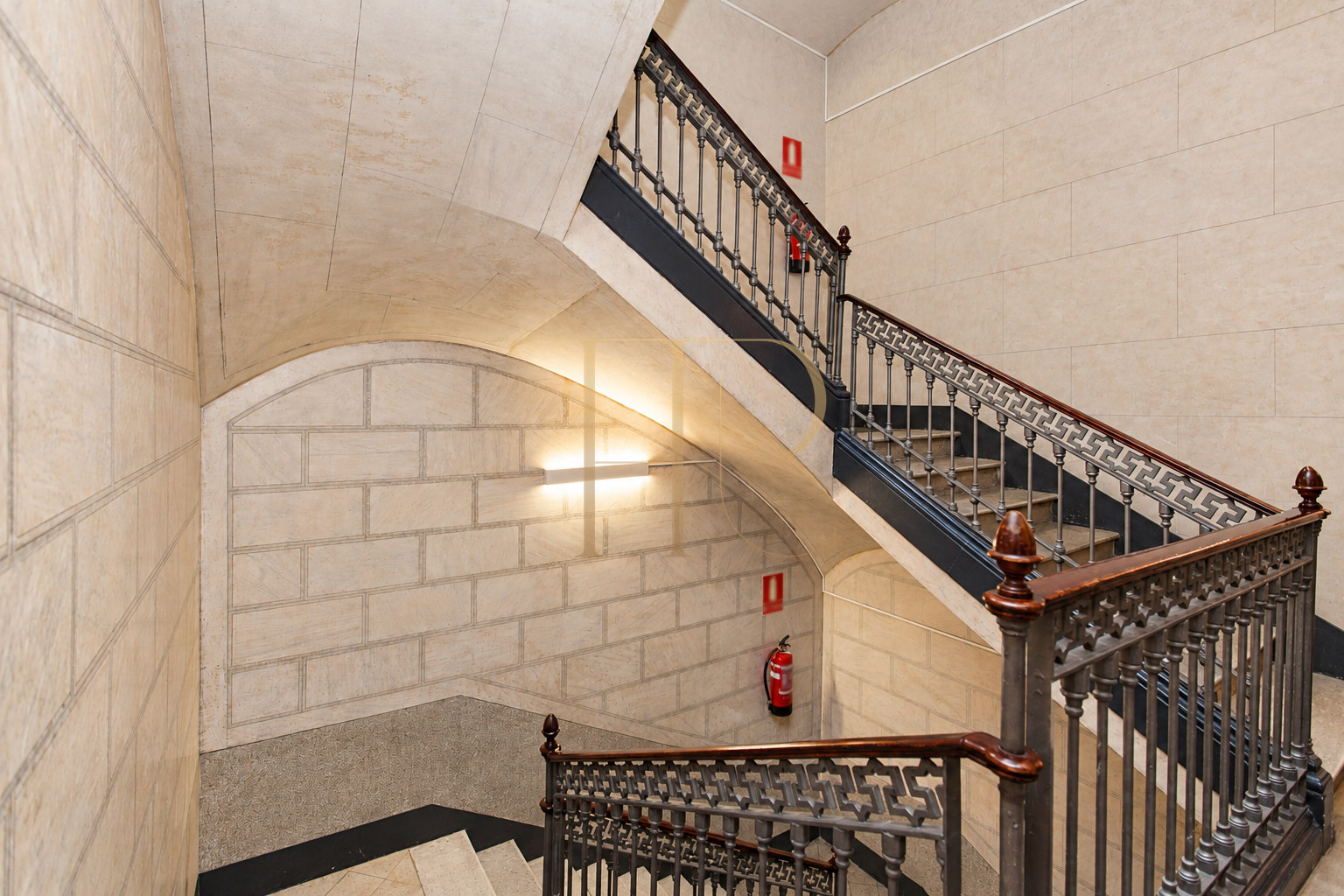 Renovated office with balconies in Dreta de l’Eixample