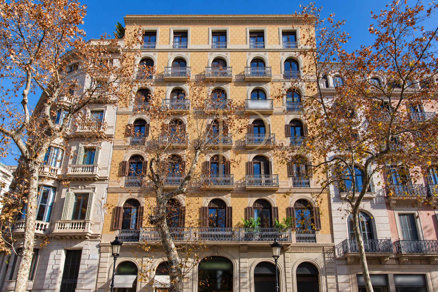 Renovated office with balconies in Dreta de l’Eixample