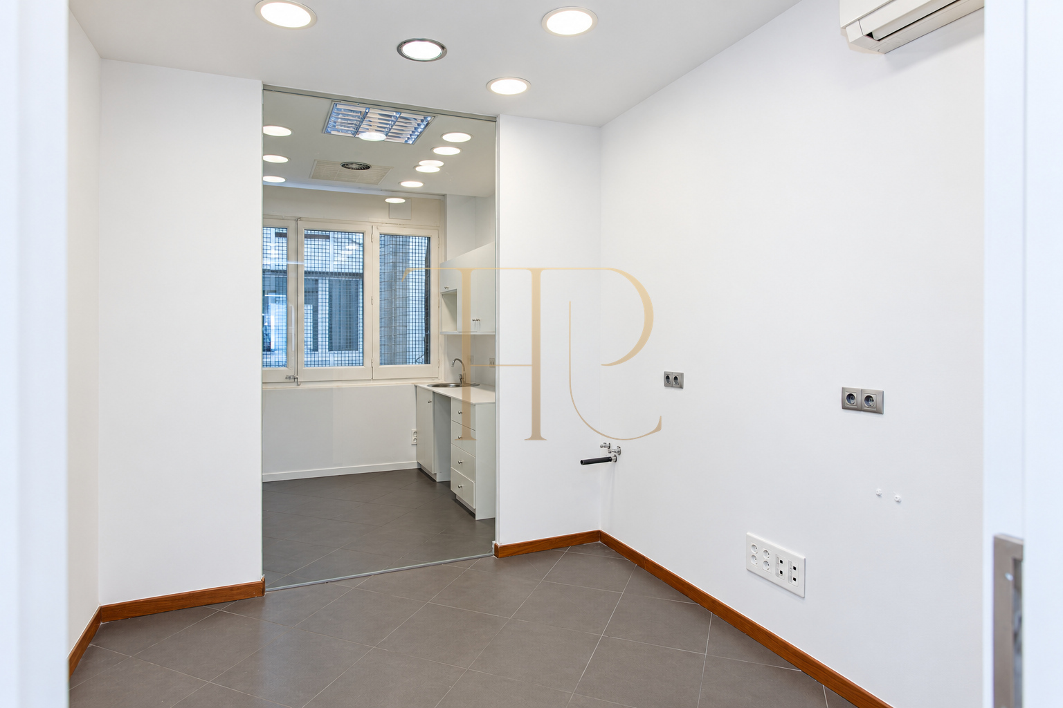 Renovated office with balconies in Dreta de l’Eixample