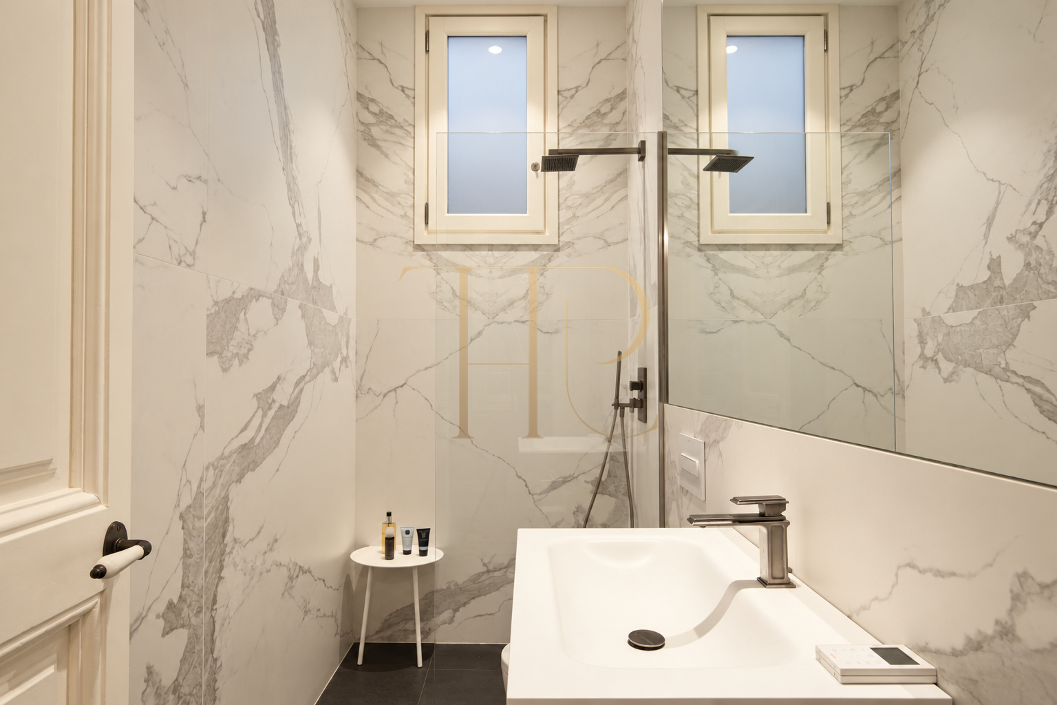 Principal-floor apartment with terrace in Eixample — sold