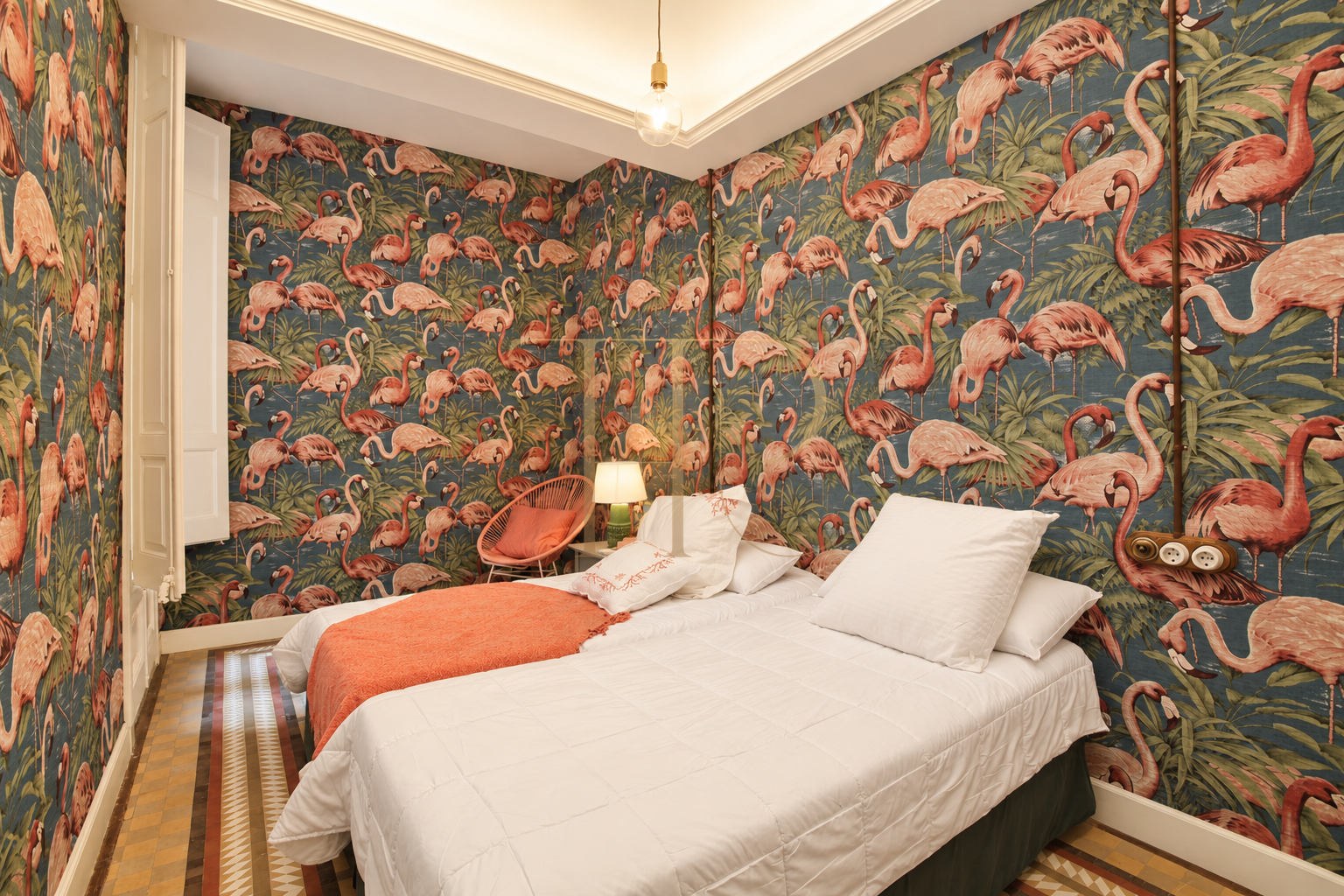 Principal-floor apartment with terrace in Eixample — sold