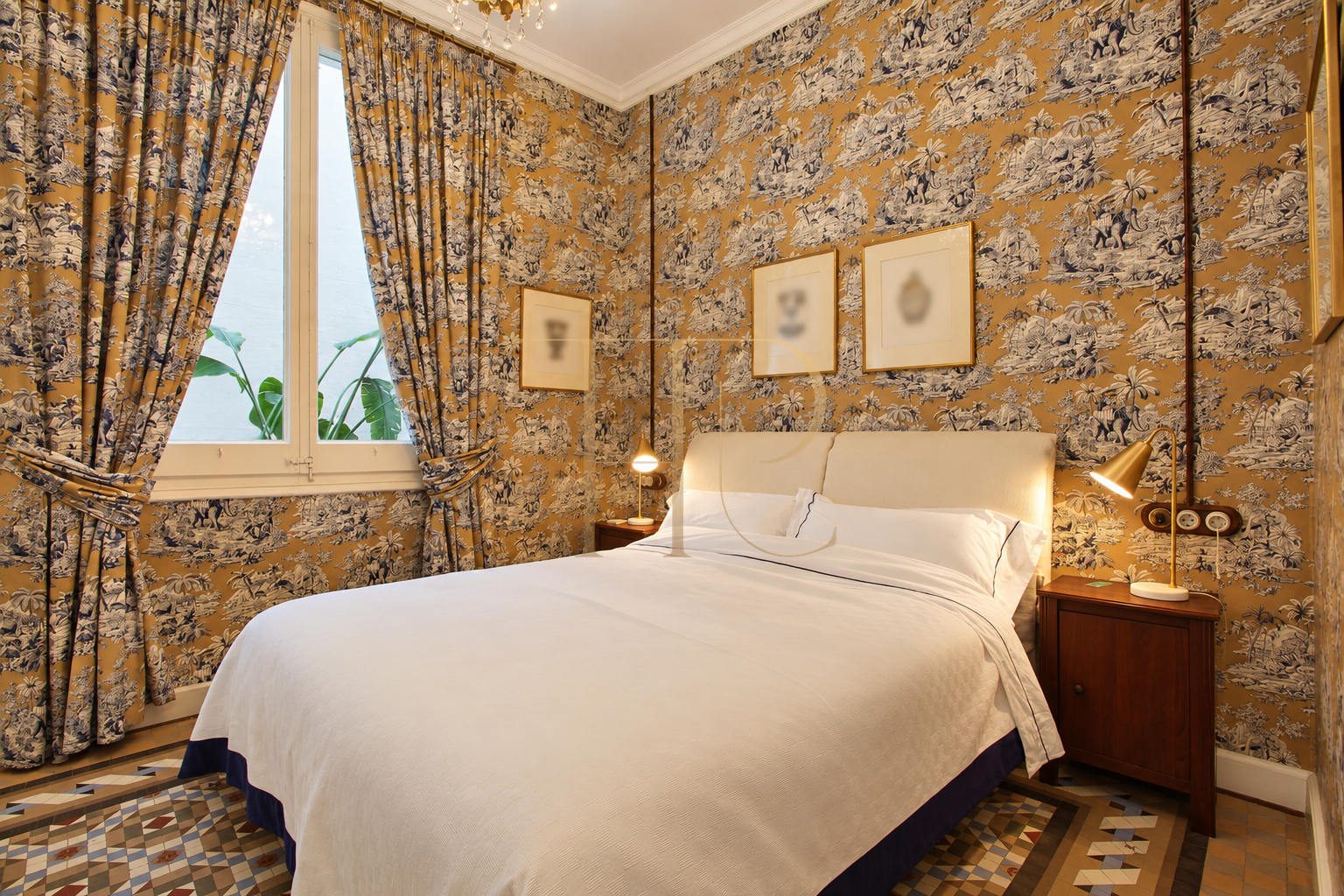 Principal-floor apartment with terrace in Eixample — sold