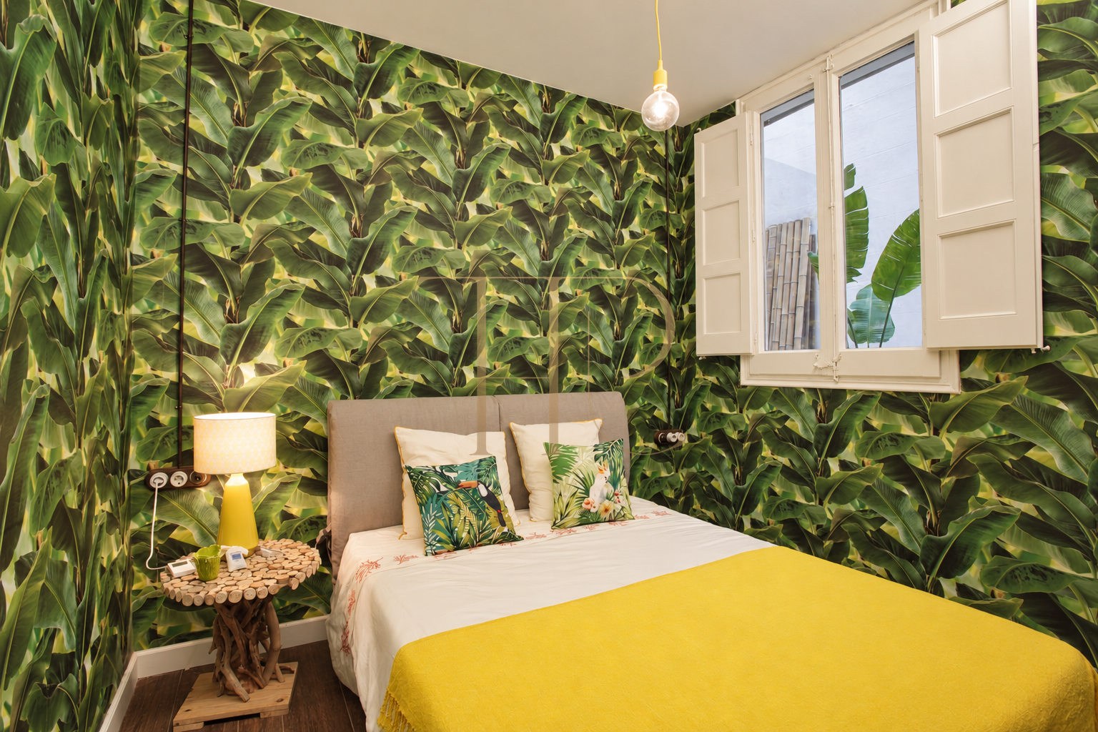 Principal-floor apartment with terrace in Eixample — sold