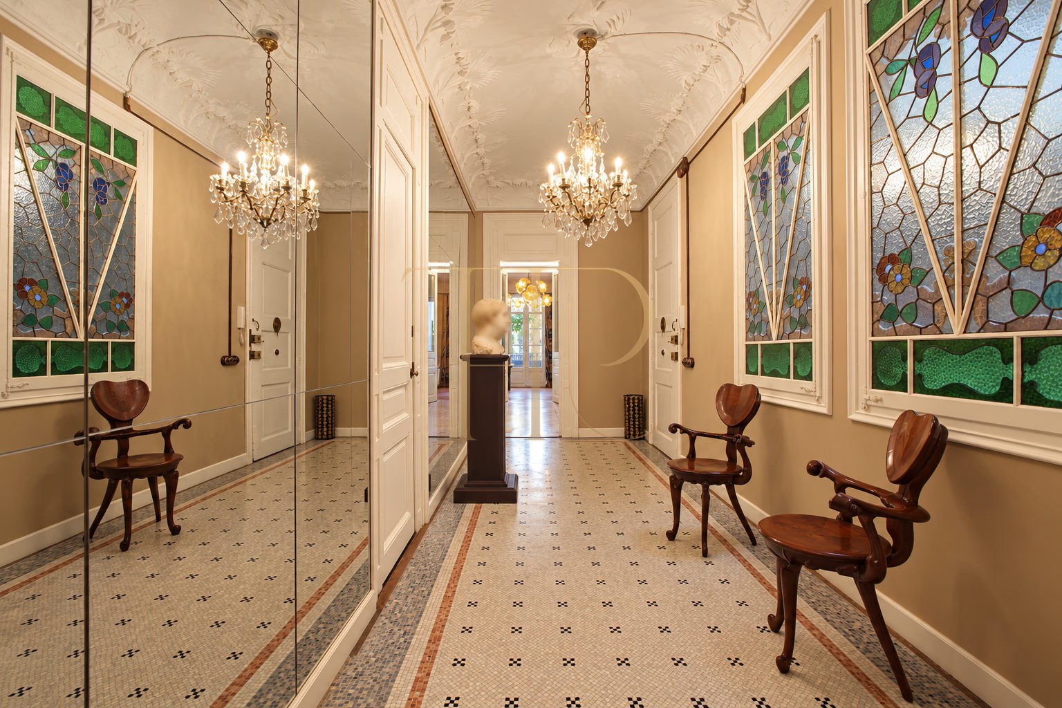 Principal-floor apartment with terrace in Eixample — sold