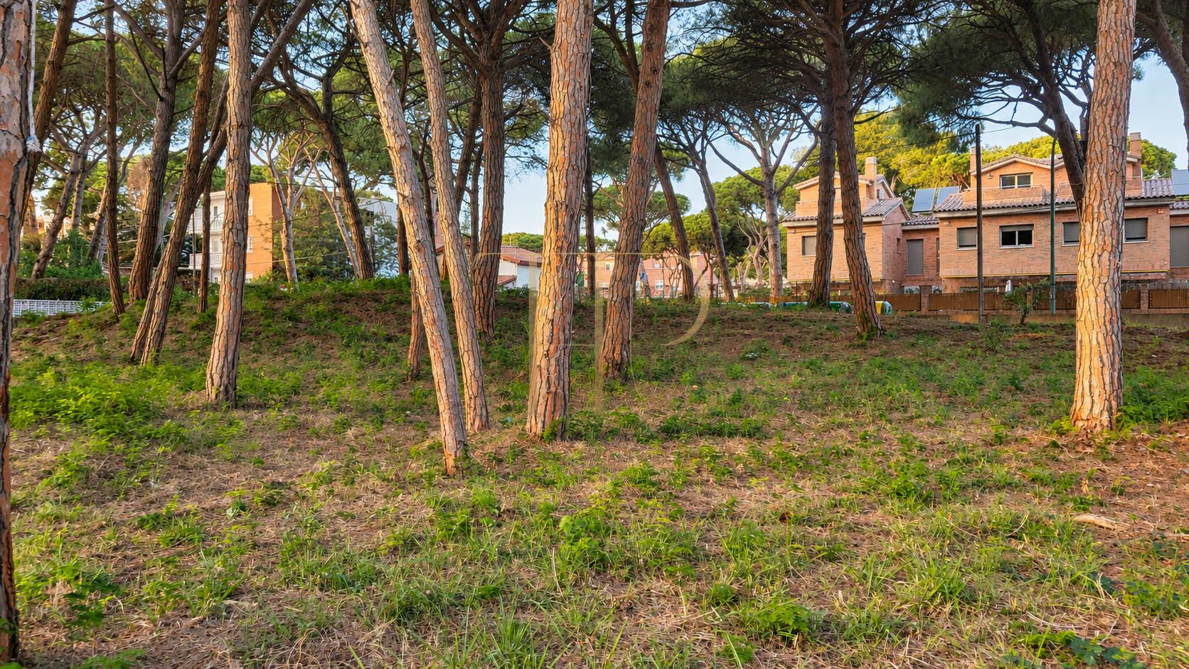 Plot with a house project in Castelldefels — sold