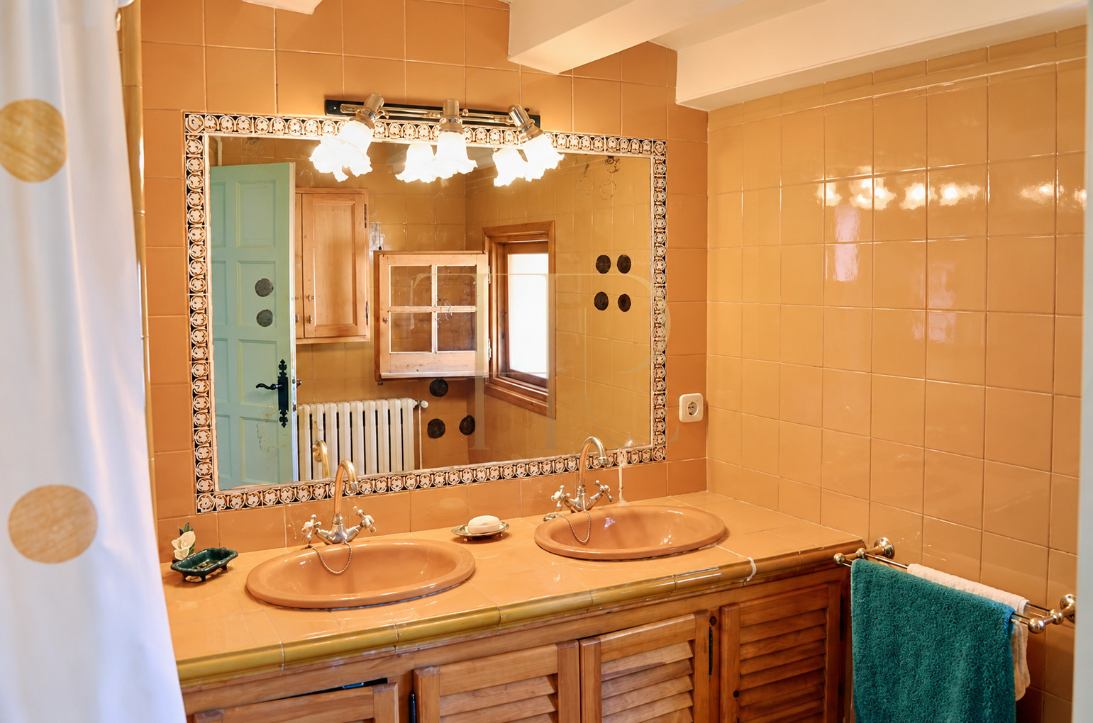Stone country house with pool in Penedès — sold
