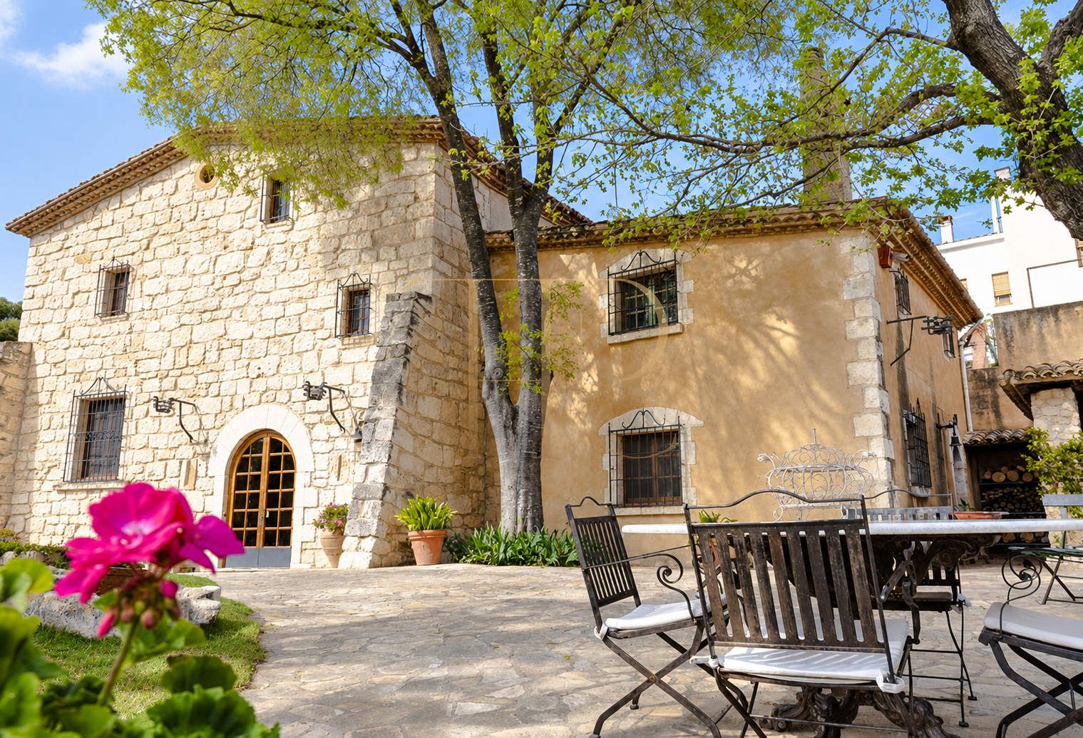 Stone country house with pool in Penedès — sold