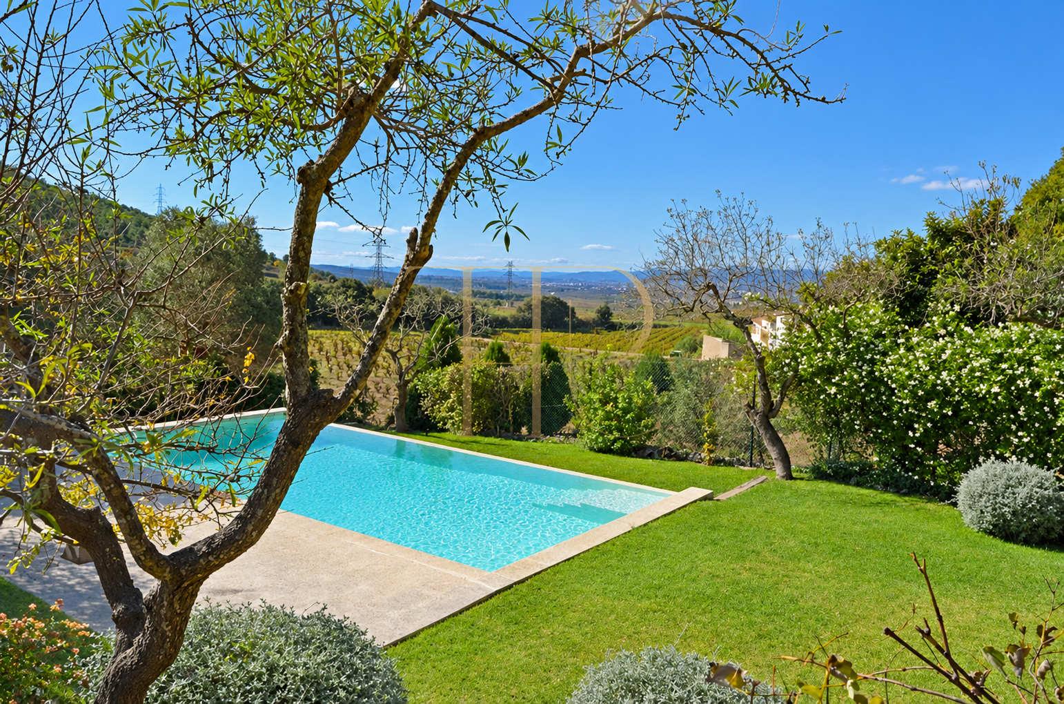 Stone country house with pool in Penedès — sold