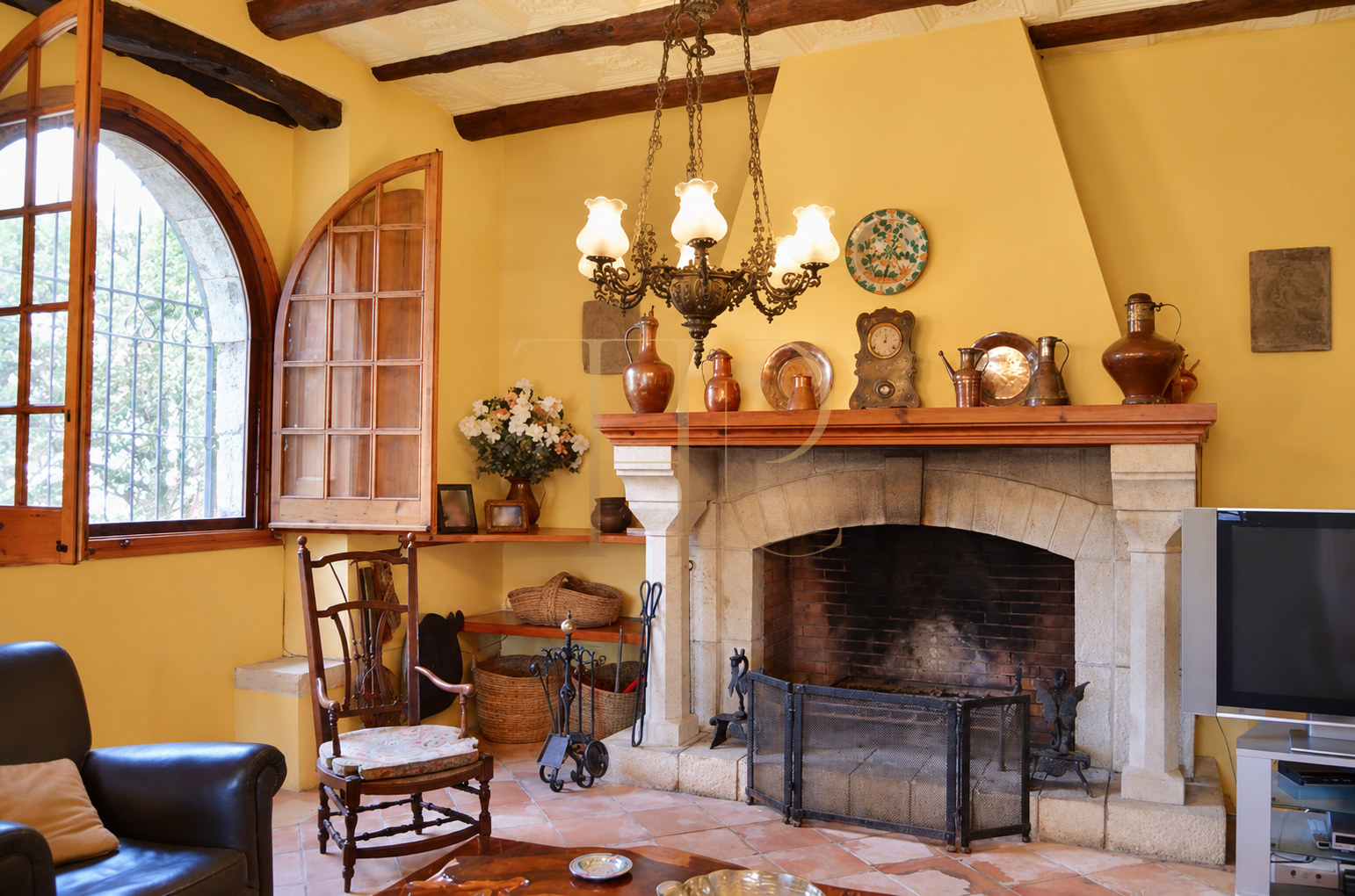 Stone country house with pool in Penedès — sold