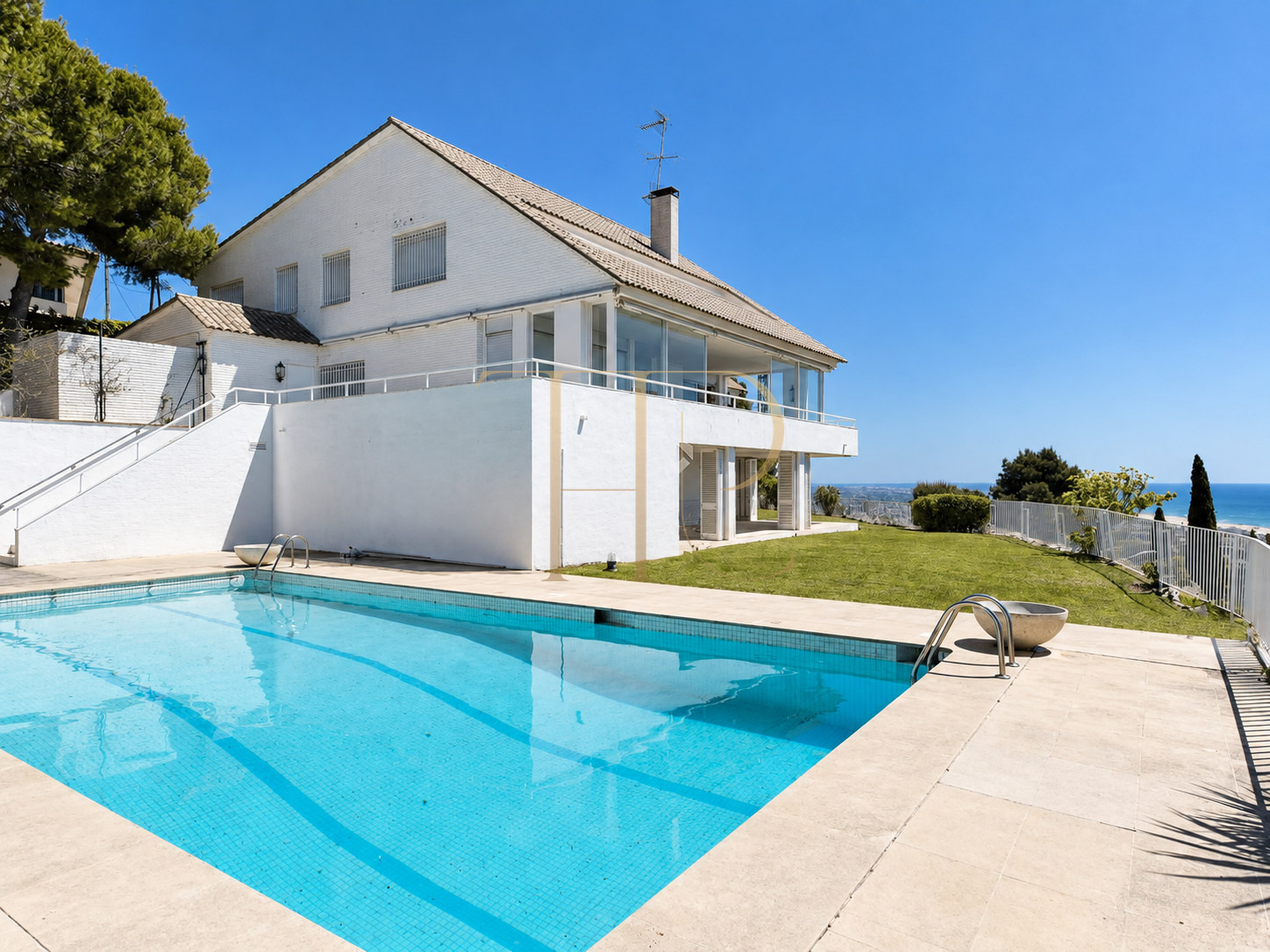 Sea-view villa to rent in Castelldefels