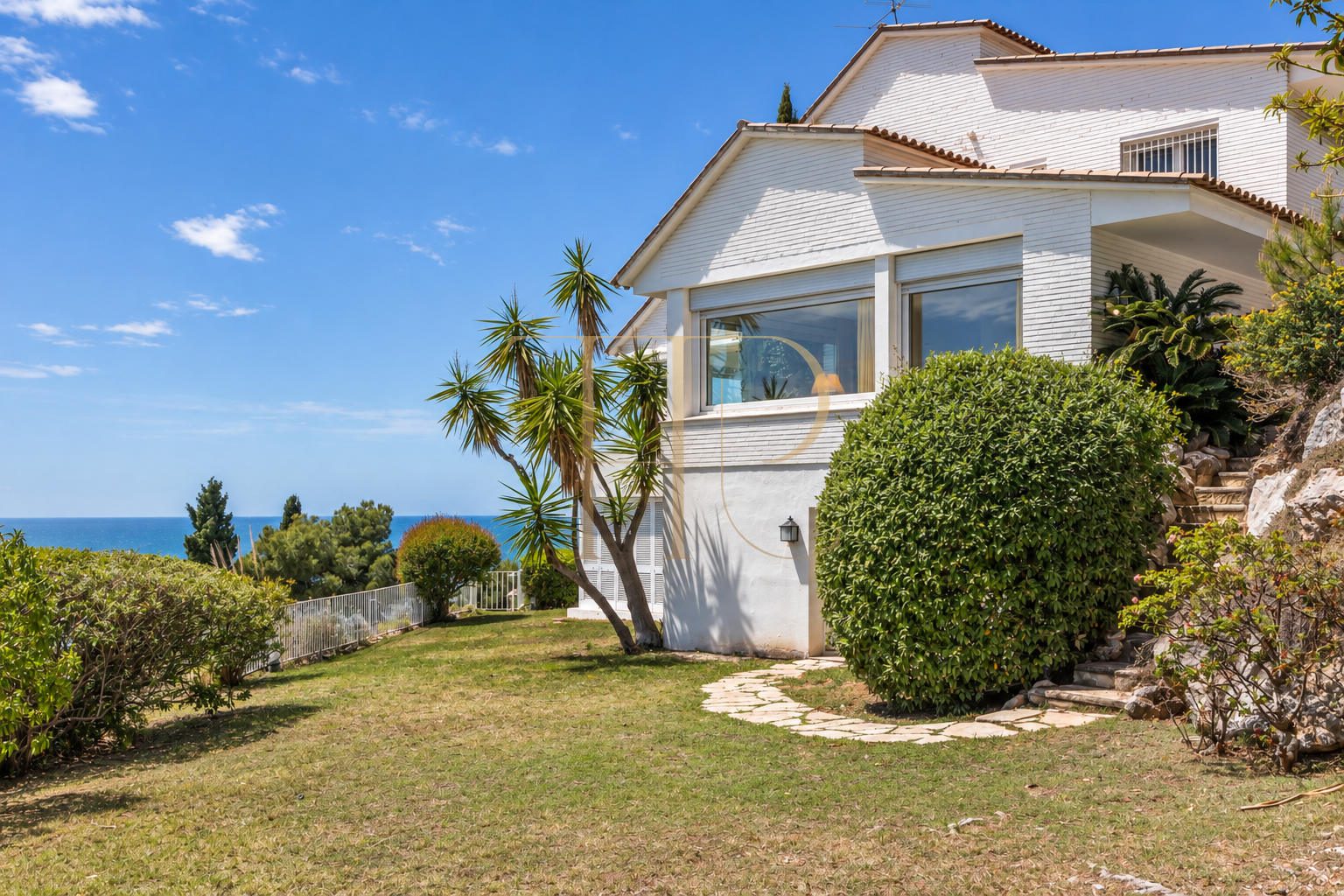 Sea-view villa to rent in Castelldefels