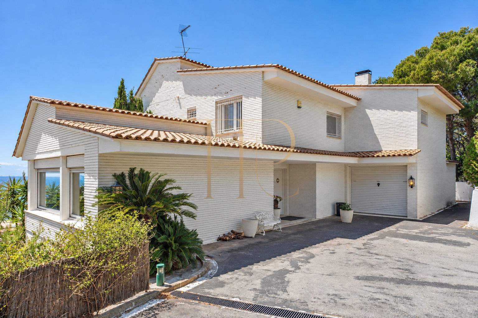 Sea-view villa to rent in Castelldefels