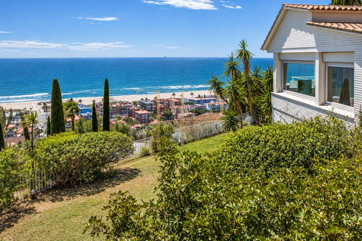 Sea-view villa to rent in Castelldefels
