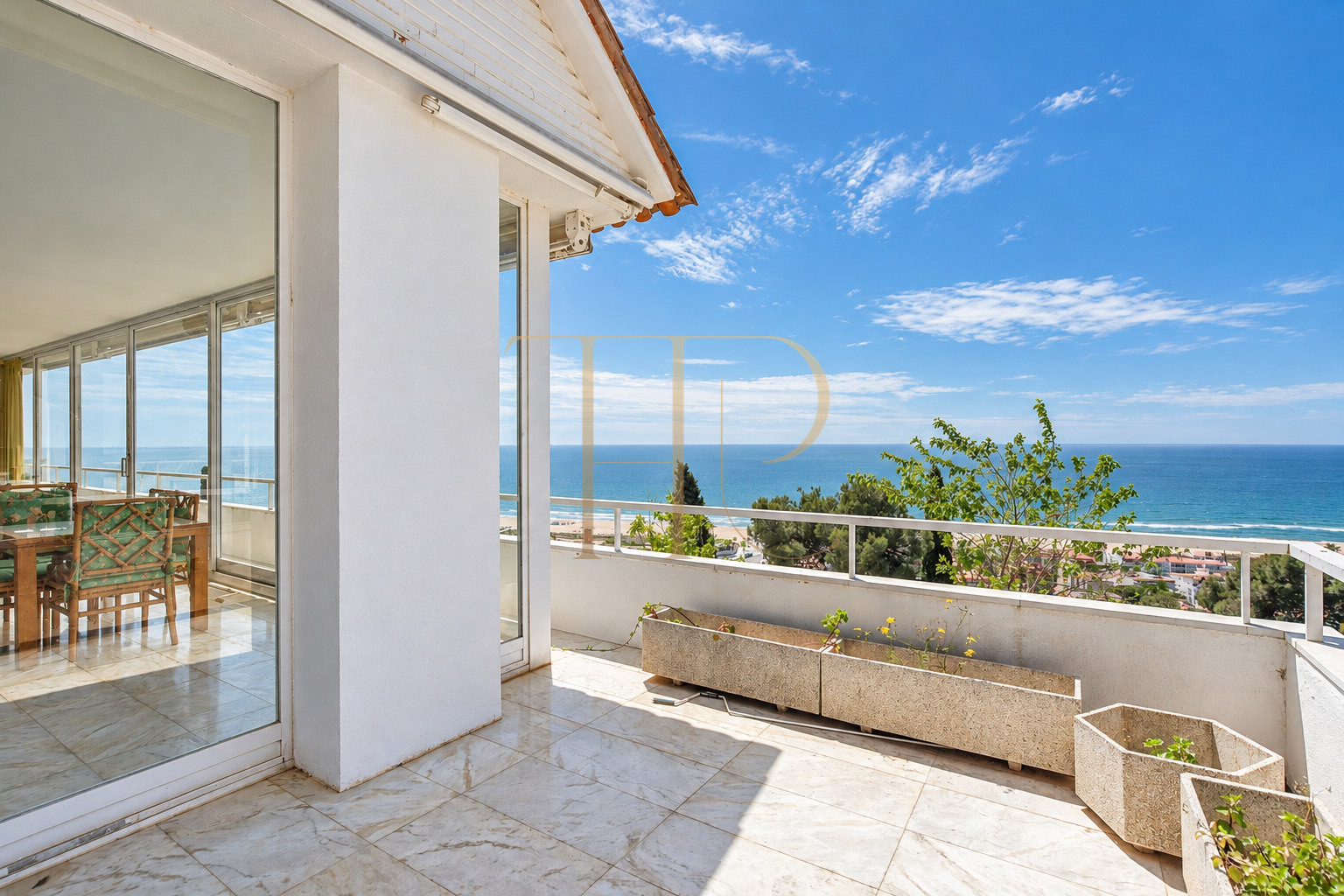 Sea-view villa to rent in Castelldefels