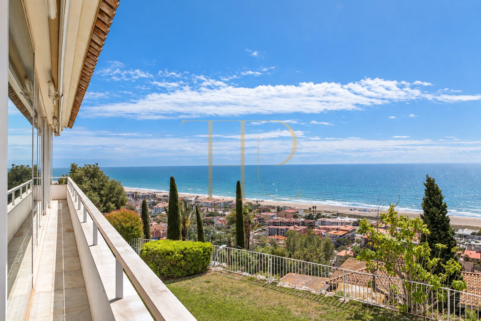 Sea-view villa to rent in Castelldefels