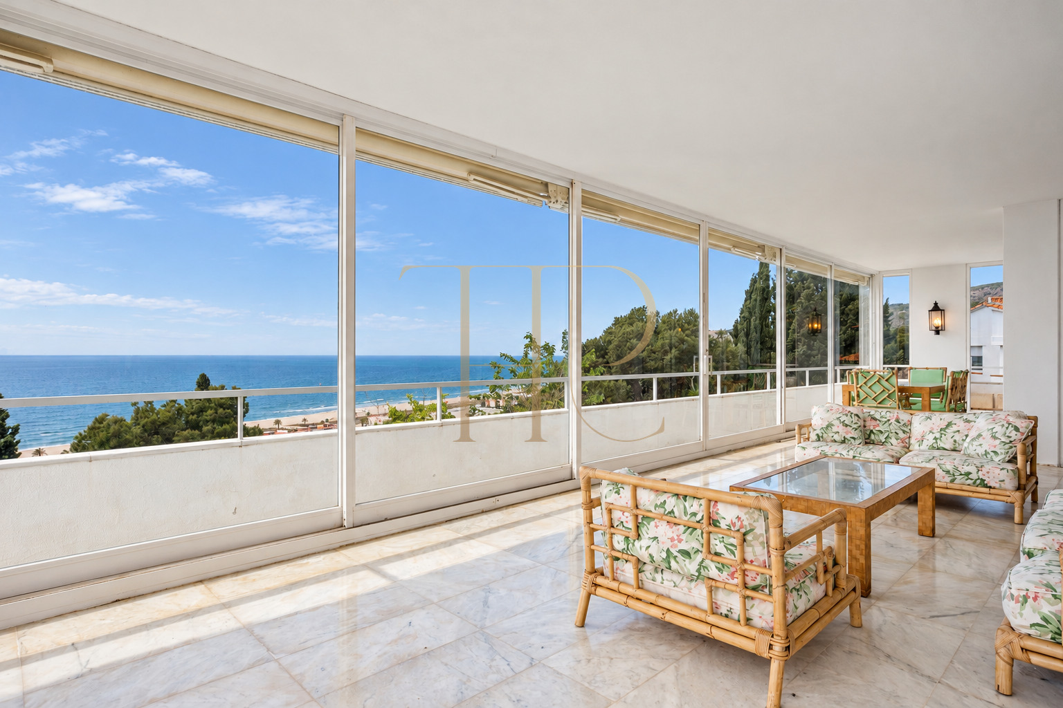Sea-view villa to rent in Castelldefels