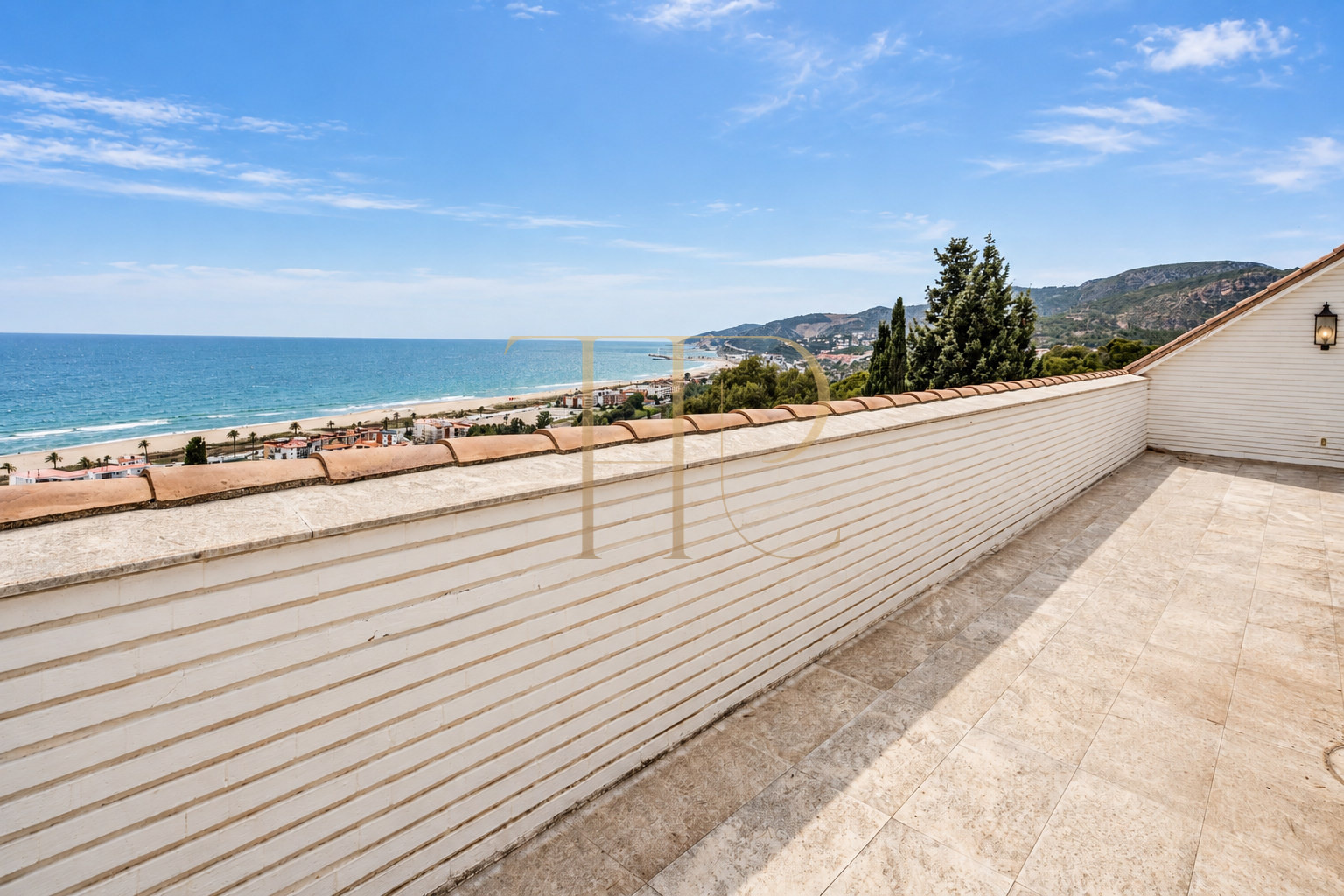 Sea-view villa to rent in Castelldefels