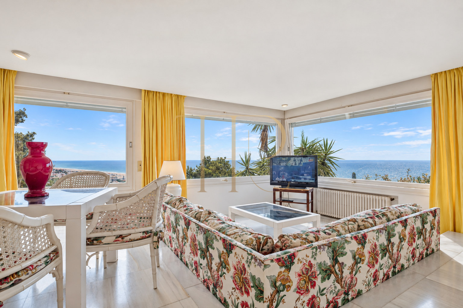 Sea-view villa to rent in Castelldefels